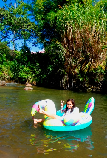 Poza Natural en Oxapampa, un tranquilo rincón de la Ruta de la Granadilla para relajarse y disfrutar de la belleza natural de Oxapampa, Perú.