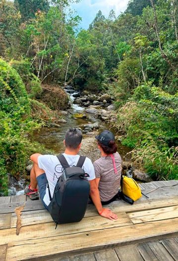 senderismo en nuesto tour Ruta de la granadilla, una emocionante forma de explorar la naturaleza circundante y disfrutar de aventuras al aire libre en la región de Oxapampa.