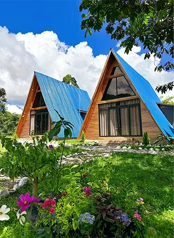 Alpinas en Oxapampa, un alojamiento acogedor y rústico en medio de la naturaleza, perfecto para una escapada relajante en la selva central.